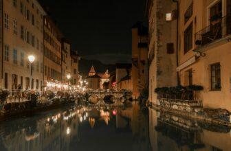 Illuminated buildings in city at night a Annecy, France